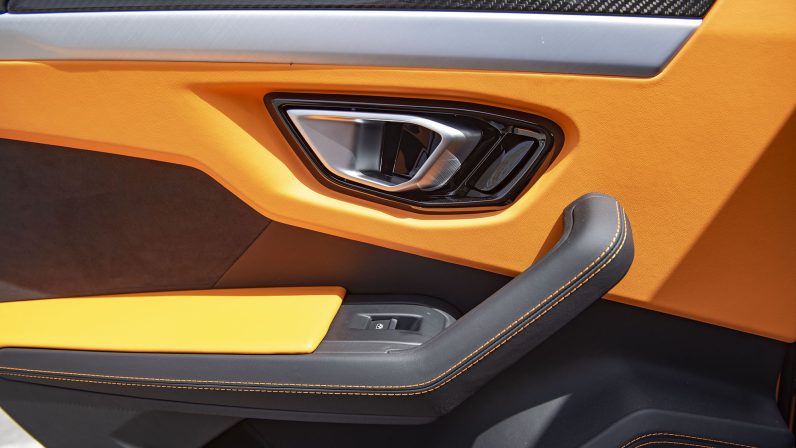 (LHD) Lamborghini URUS 4.0P AT 2022