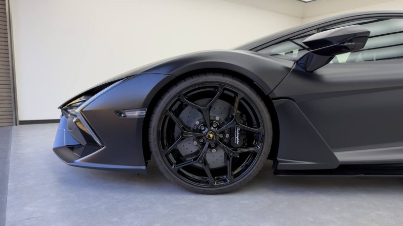 2025 Lamborghini Revuelto